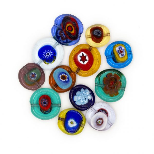 PERLA IN VETRO A LUME DI FORMA SCHIACCIATA CON MURRINE- FINITURA LUCIDA