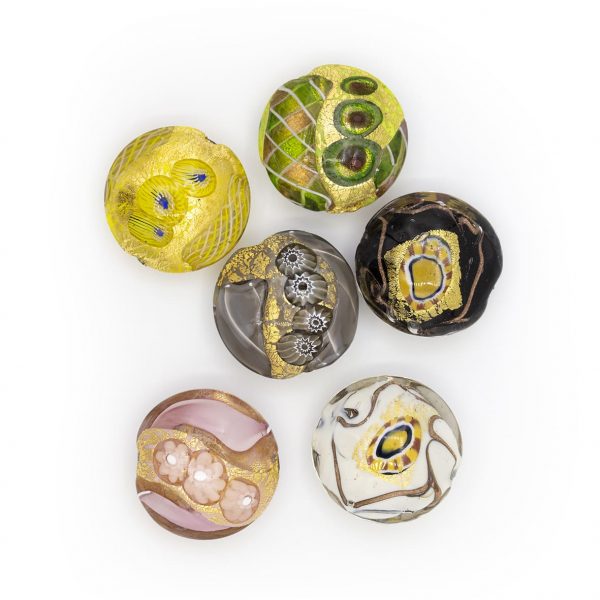 PERLA IN VETRO A LUME - FORMA LENTICOLARE CON FOGLIA D'ORO, MURRINE E FILIGRANA- FINITURA LUCIDA
