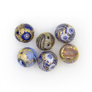 PERLA IN VETRO A LUME - FORMA SFERICA CON FOGLIA D'ORO, MURRINE E FILIGRANA - FINITURA LUCIDA