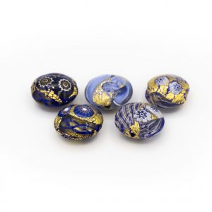 PERLA IN VETRO A LUME - FORMA LENTICOLARE CON FOGLIA D'ORO, MURRINE E FILIGRANA- FINITURA LUCIDA