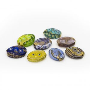 PERLA IN VETRO A LUME - FORMA OVALE SCHIACCIATA CON FOGLIA D'ORO, MURRINE E FILIGRANA - FINITURA LUCIDA