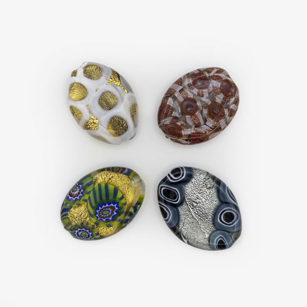 PERLA IN VETRO A LUME - FORMA OLIVA SCHIACCIATA CON FOGLIA D'ORO E MURRINE - FINITURA LUCIDA