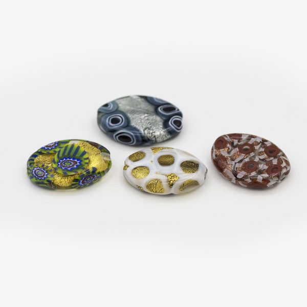 PERLA IN VETRO A LUME - FORMA OLIVA SCHIACCIATA CON FOGLIA D'ORO E MURRINE - FINITURA LUCIDA