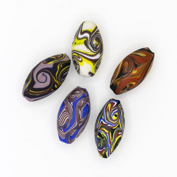 PERLA IN VETRO A LUME - FORMA OLIVA CON MURRINE A VORTICE - FINITURA SATINATA
