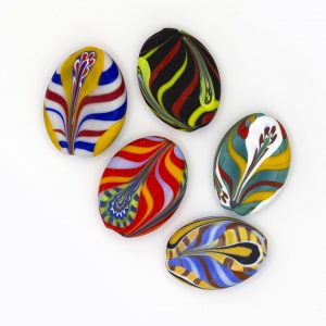 PERLA IN VETRO A LUME - FORMA OLIVA SCHIACCIATA PIUMATA CON MURRINE - FINITURA SATINATA
