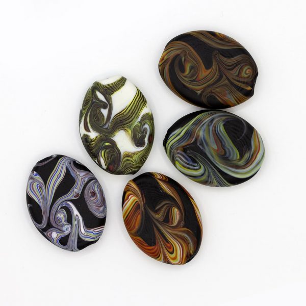 PERLA IN VETRO A LUME - FORMA OLIVA SCHIACCIATA CON MURRINE A VERTICE - FINITURA SATINATA