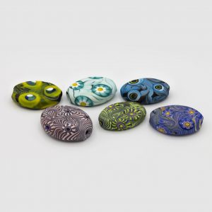 PERLA IN VETRO A LUME - FORMA OLIVA SCHIACCIATA CON MURRINE - FINITURA SATINATA