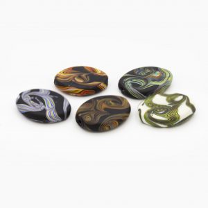 PERLA IN VETRO A LUME - FORMA OLIVA SCHIACCIATA CON MURRINE A VERTICE - FINITURA SATINATA