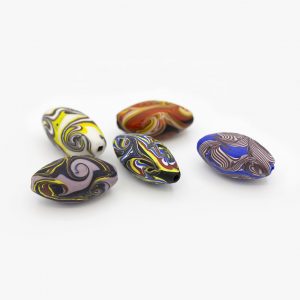 PERLA IN VETRO A LUME - FORMA OLIVA CON MURRINE A VORTICE - FINITURA SATINATA